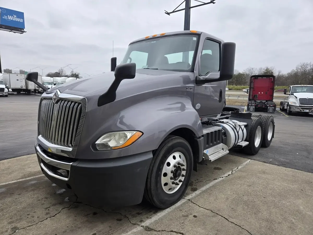 2019 International LT - image 2