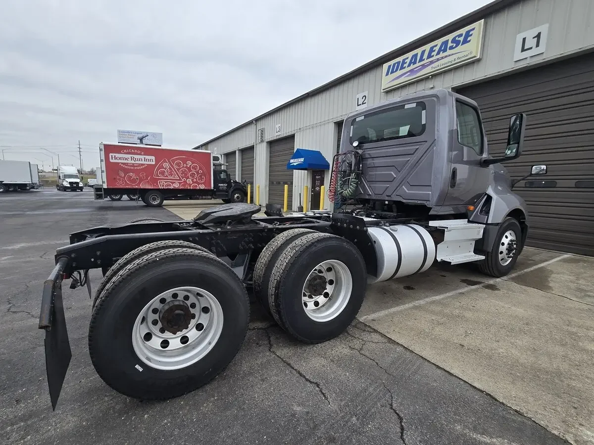 2019 International LT - image 3