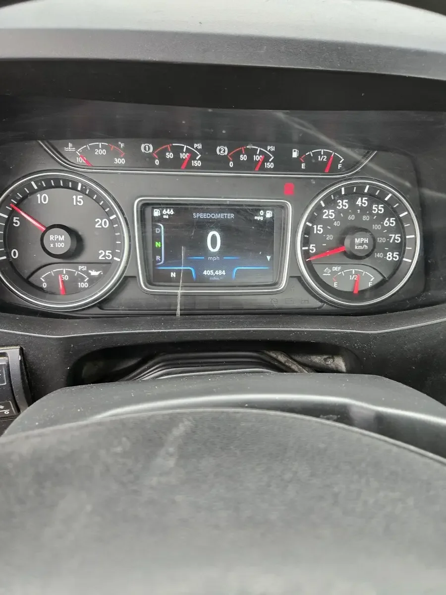 2019 International LT - image 6