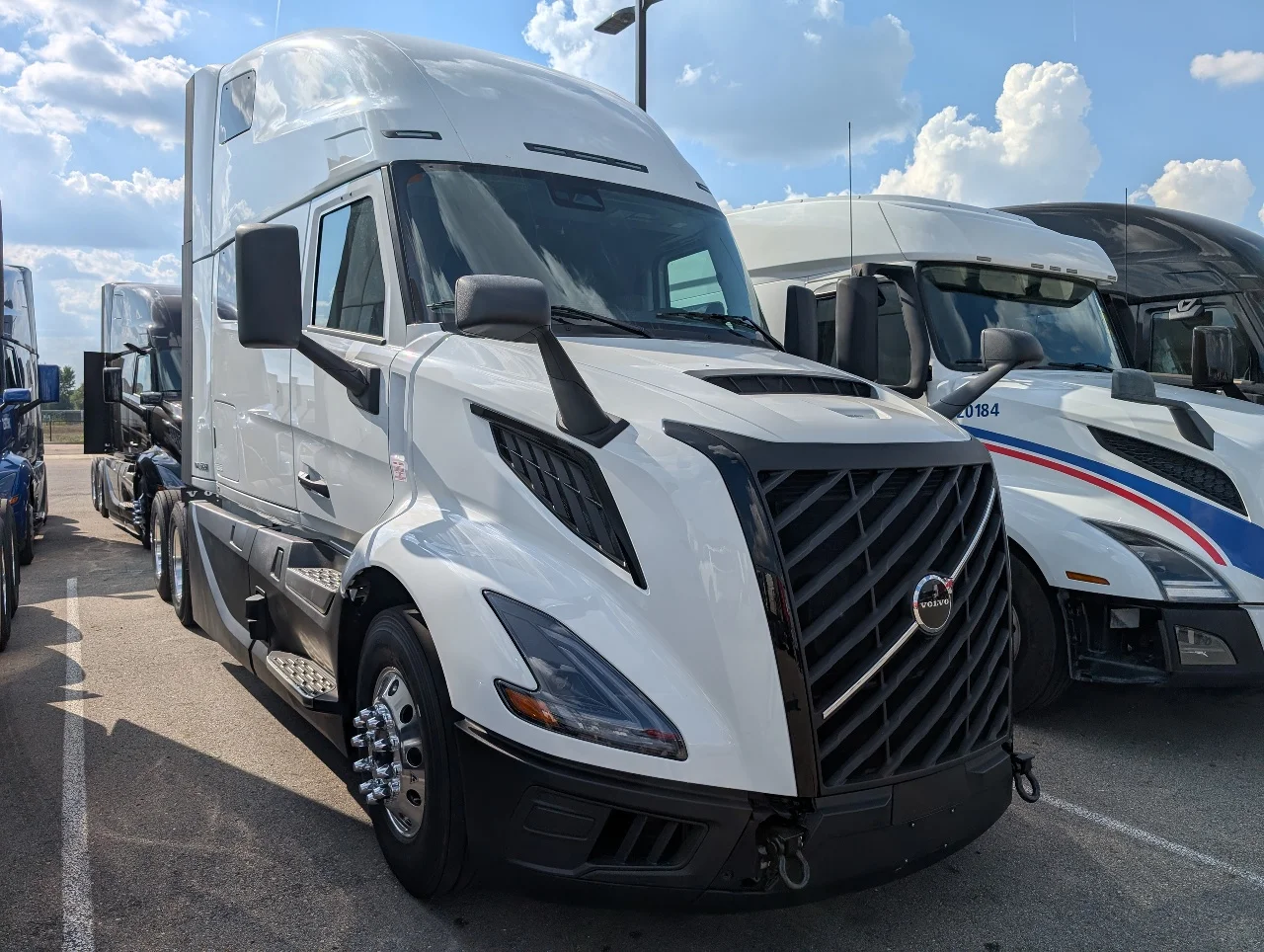 2026 Volvo VNL 860 in Des Plaines, IL — photo 3