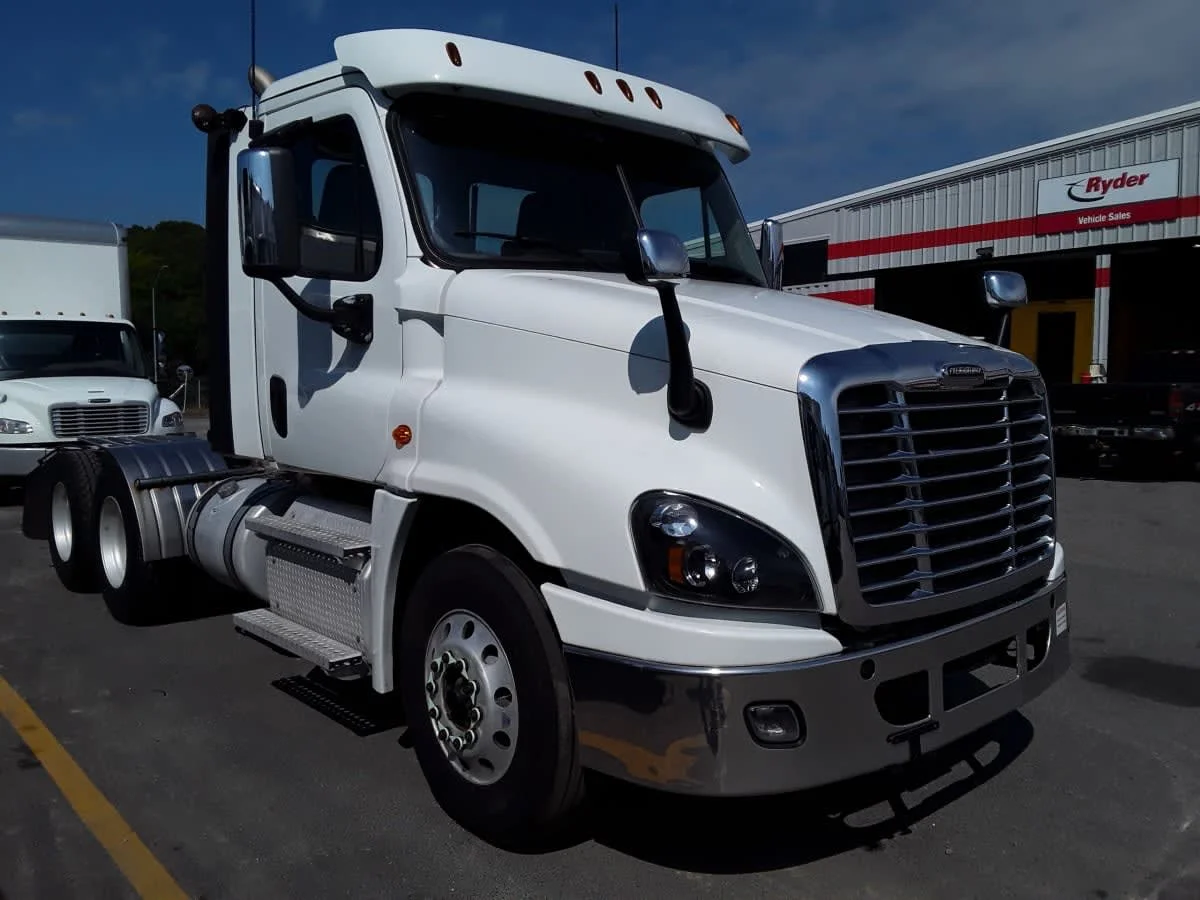 2020 Freightliner Cascadia in Salisbury, MA — photo 3