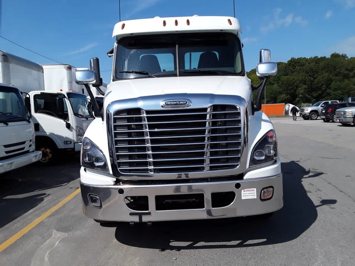 2020 Freightliner Cascadia in Salisbury, MA — photo 2