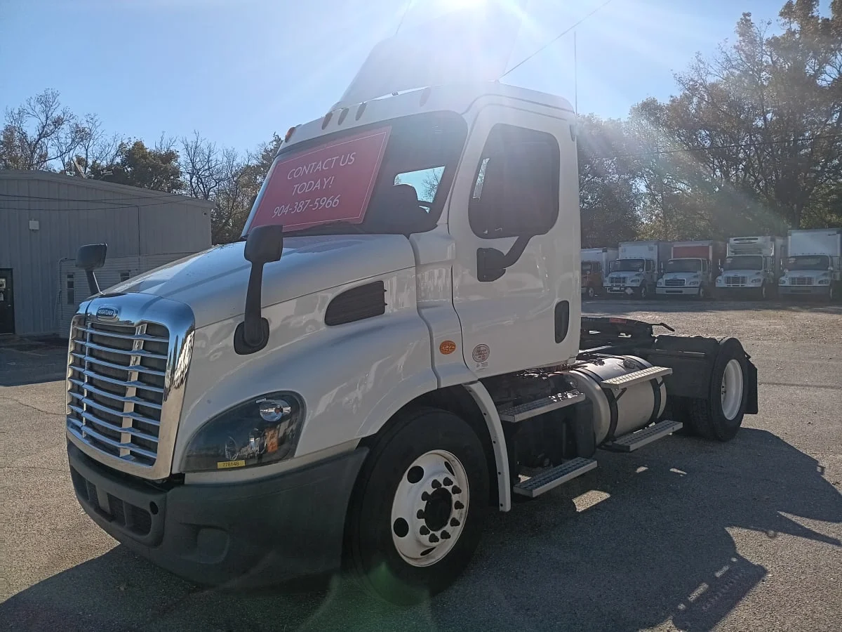 2018 Freightliner Cascadia - image 2