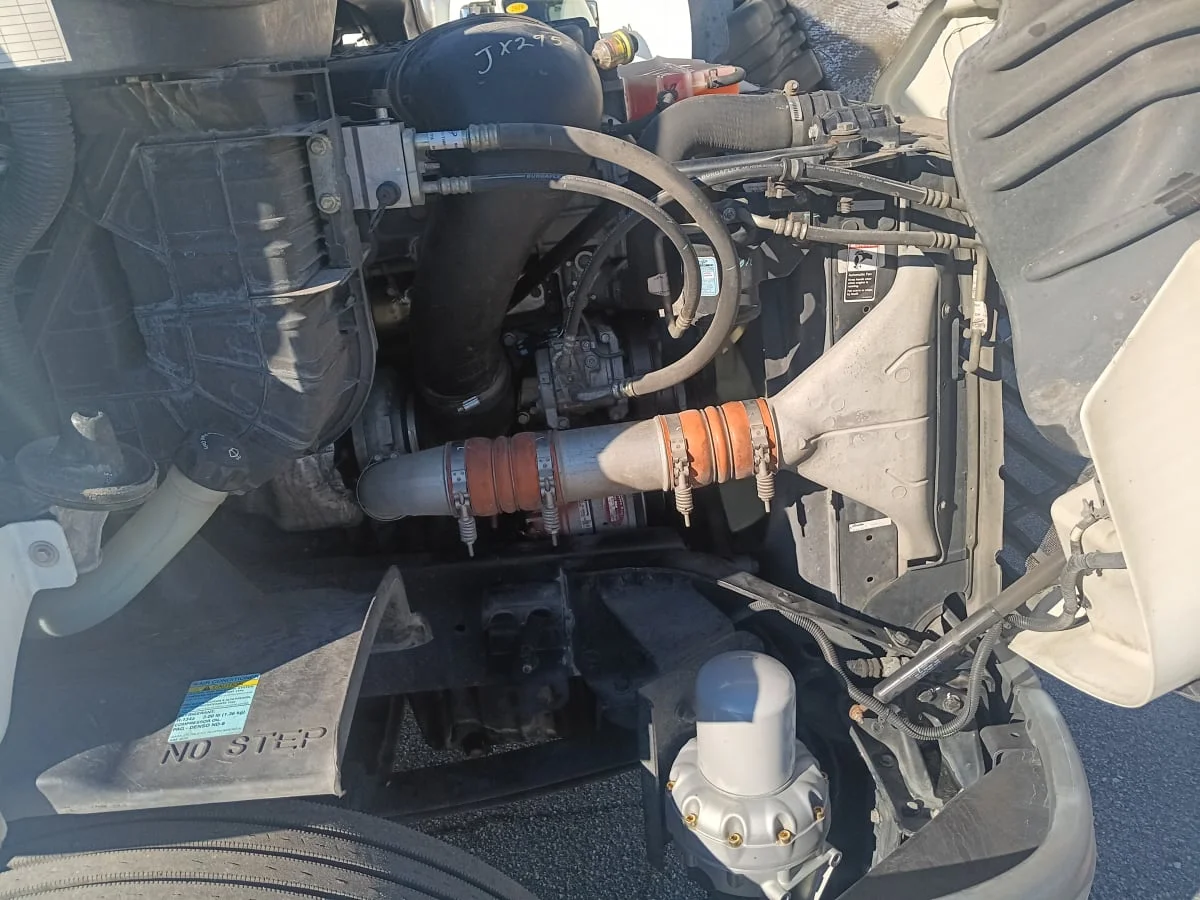 2018 Freightliner Cascadia - image 9