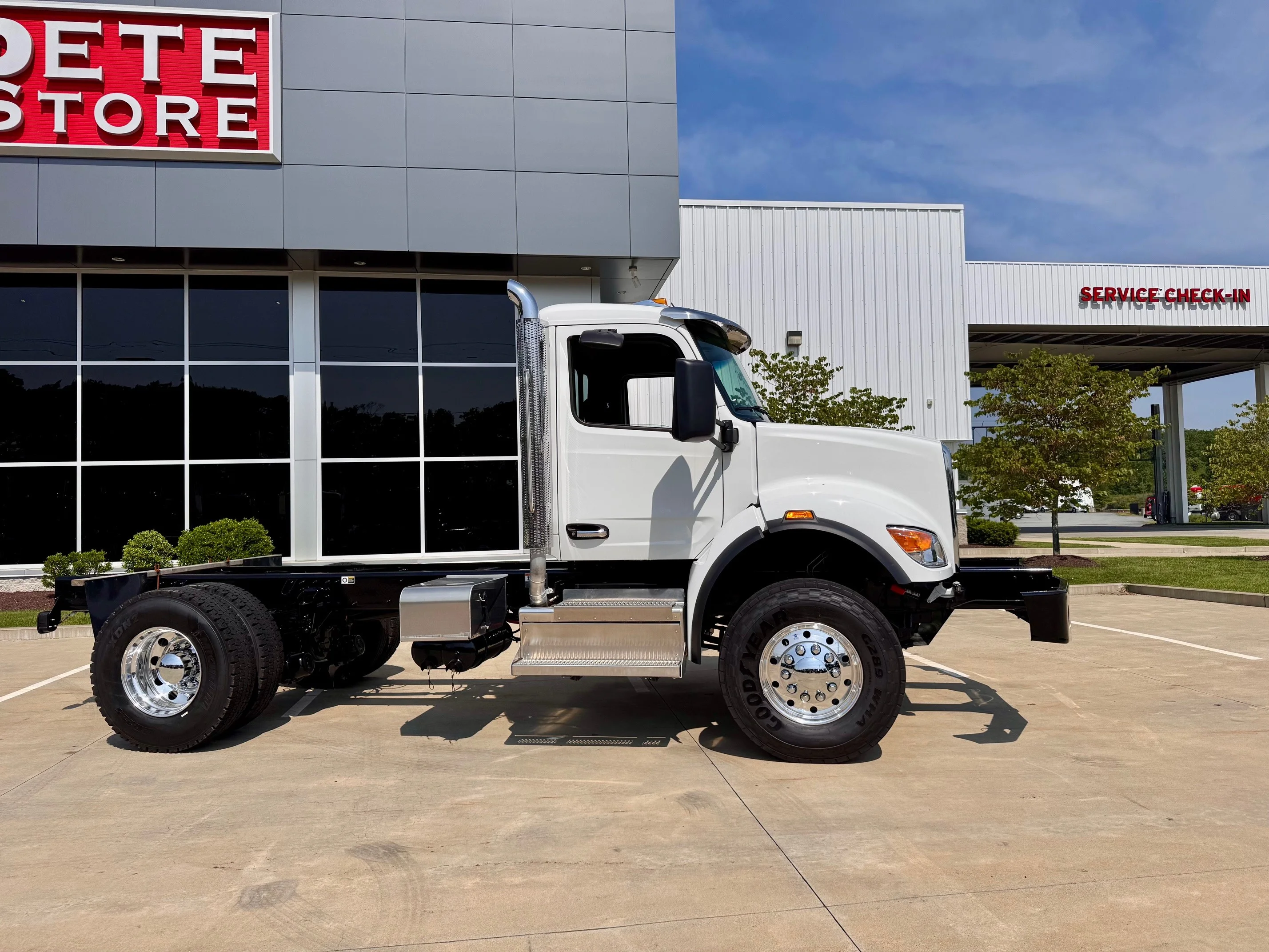 2025 Peterbilt 548 in Plainville, MA — photo 7