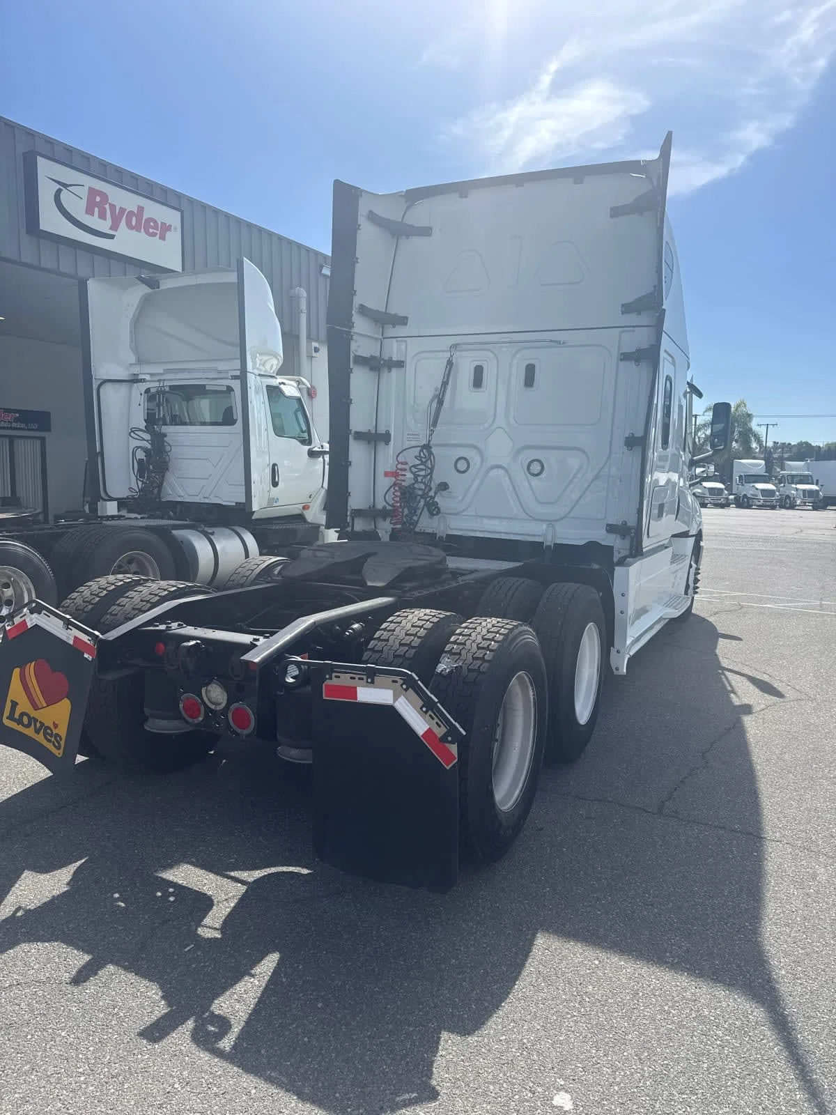2021 Freightliner Cascadia - image 4