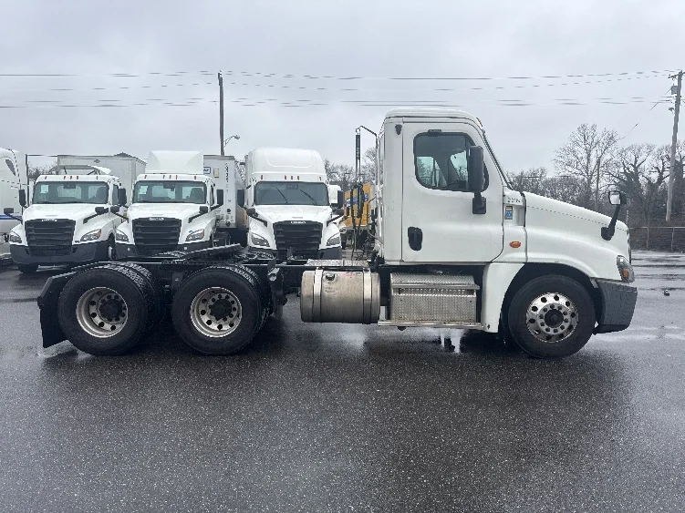 2019 Freightliner Cascadia in Baltimore, MD — photo 8