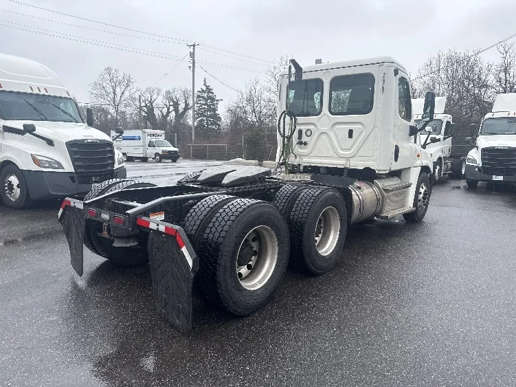 2019 Freightliner Cascadia in Baltimore, MD — photo 7