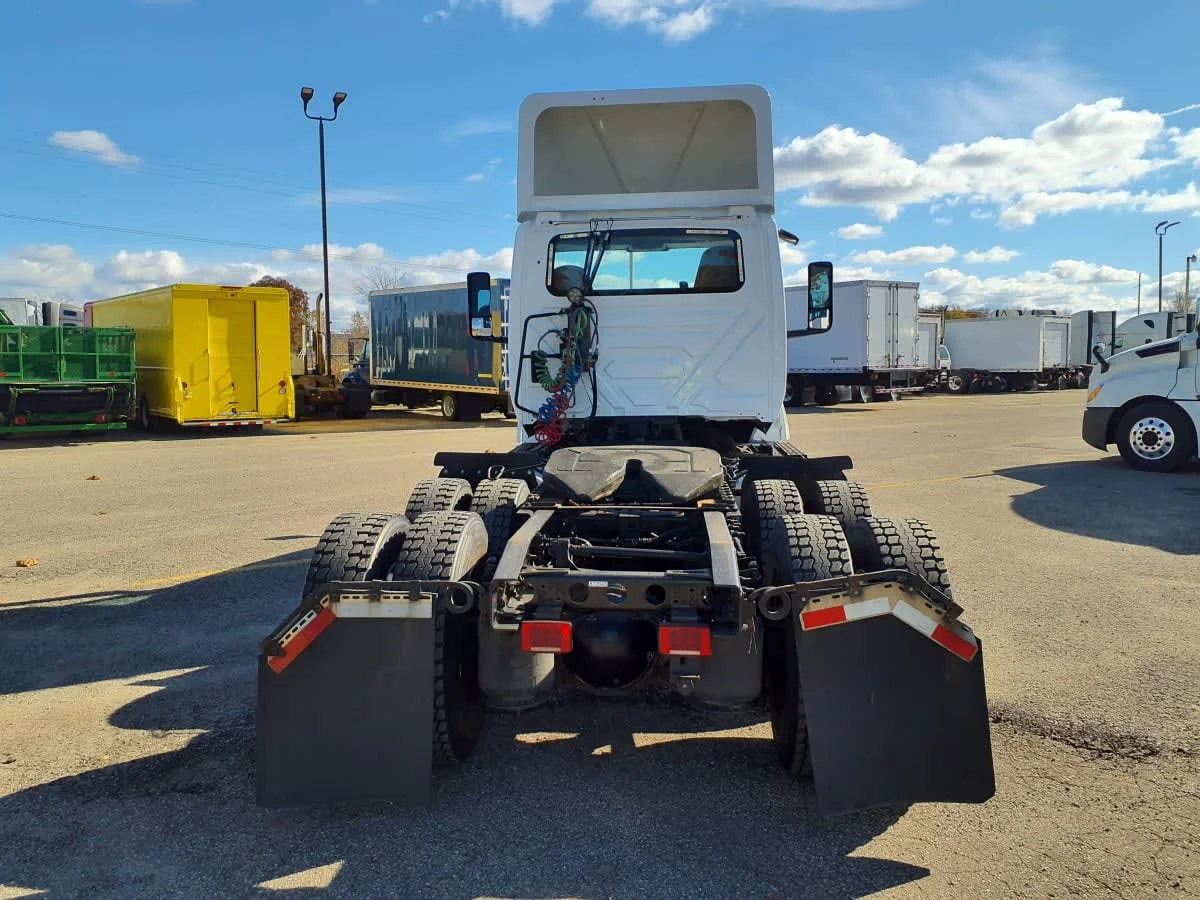 2019 International LT - image 5