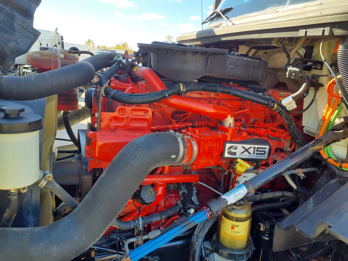 2019 International LT - image 8