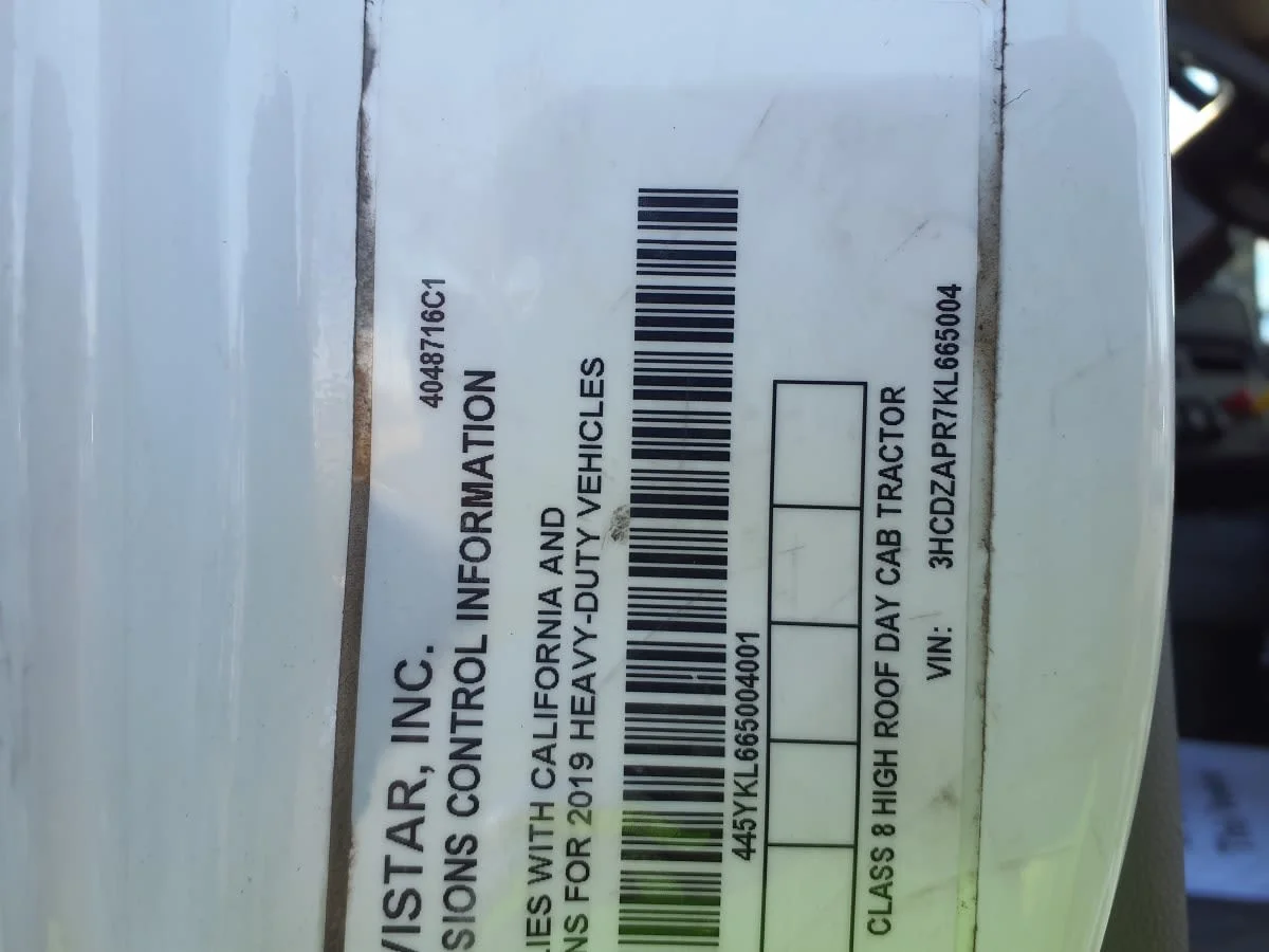 2019 International LT - image 12