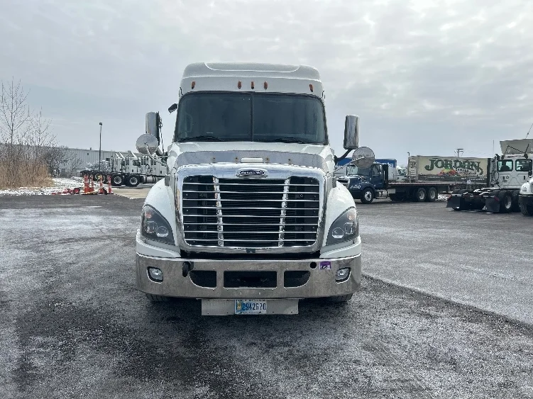 2020 Freightliner Cascadia in Middlefield, OH — photo 2