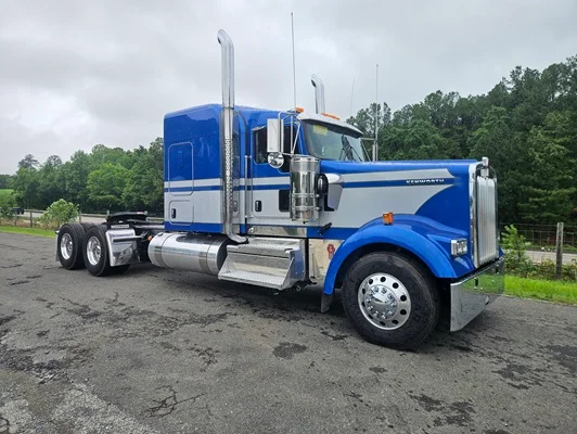 2027 Kenworth W900