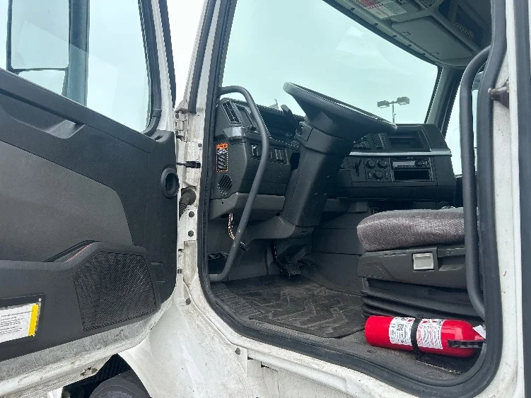 2019 Volvo VNR 640 in West Babylon, NY — photo 9