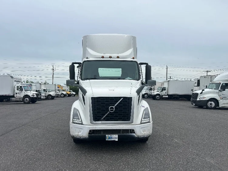 2019 Volvo VNR 640 in West Babylon, NY — photo 2