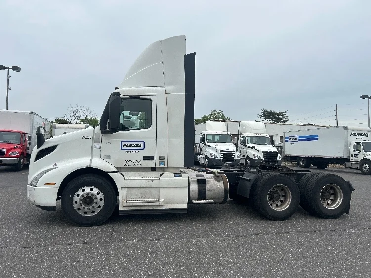 2019 Volvo VNR 640 in West Babylon, NY — photo 4