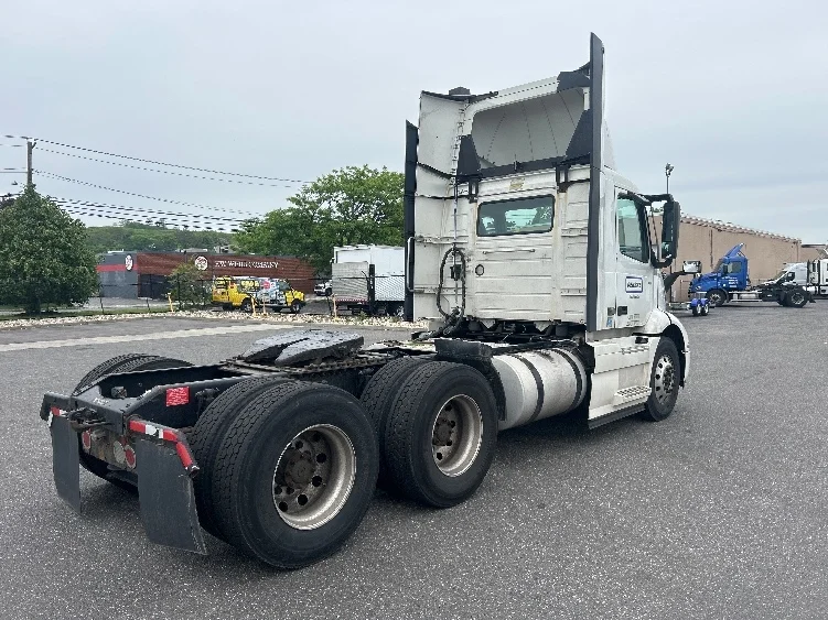 2019 Volvo VNR 640 in West Babylon, NY — photo 7