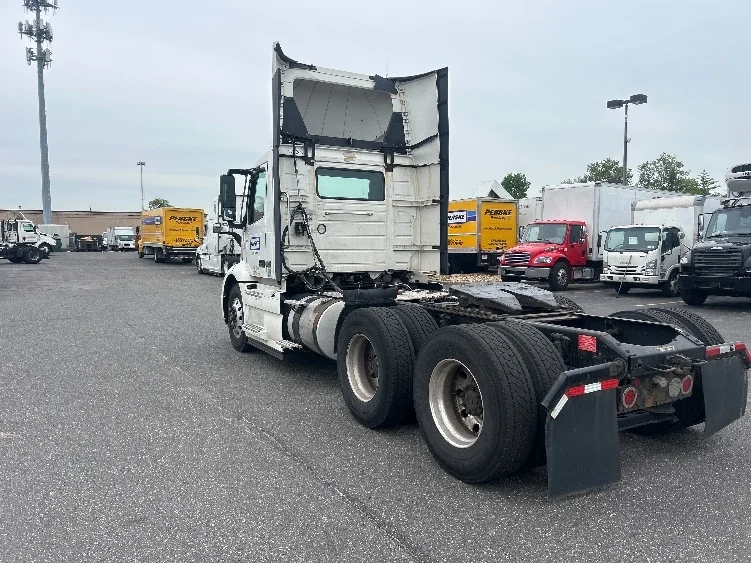 2019 Volvo VNR 640 in West Babylon, NY — photo 5