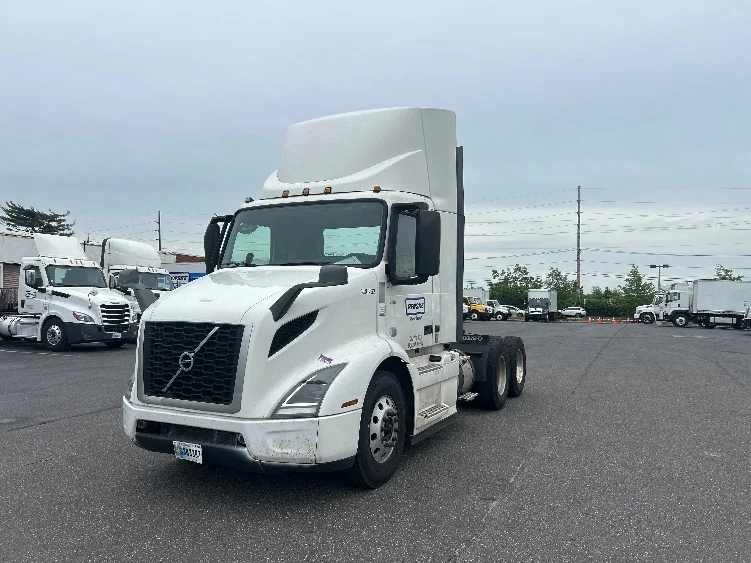2019 Volvo VNR 640 in West Babylon, NY — photo 3