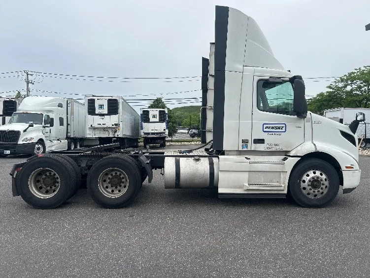 2019 Volvo VNR 640 in West Babylon, NY — photo 8