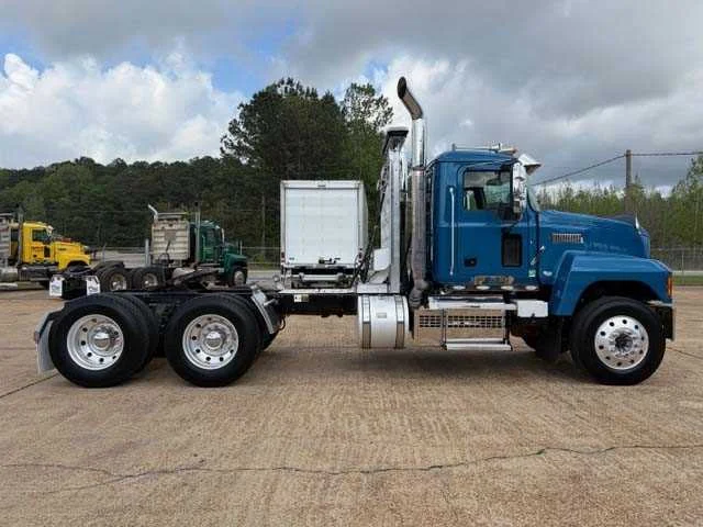 2025 Mack Pinnacle - image 6