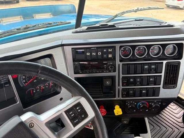 2025 Mack Pinnacle - image 12