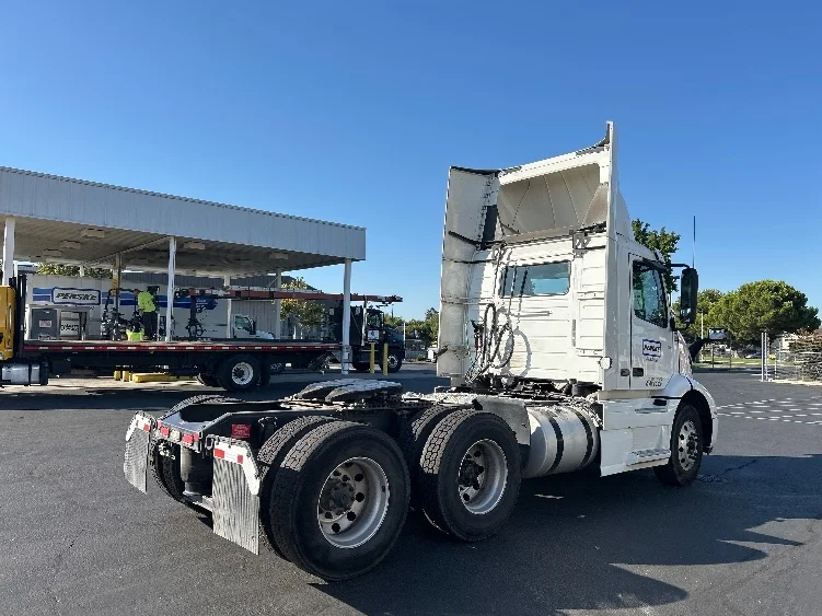 2020 Volvo VNR 640 in Ceres, CA — photo 7