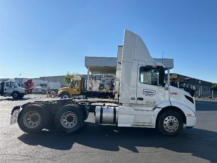 2020 Volvo VNR 640 in Ceres, CA — photo 8