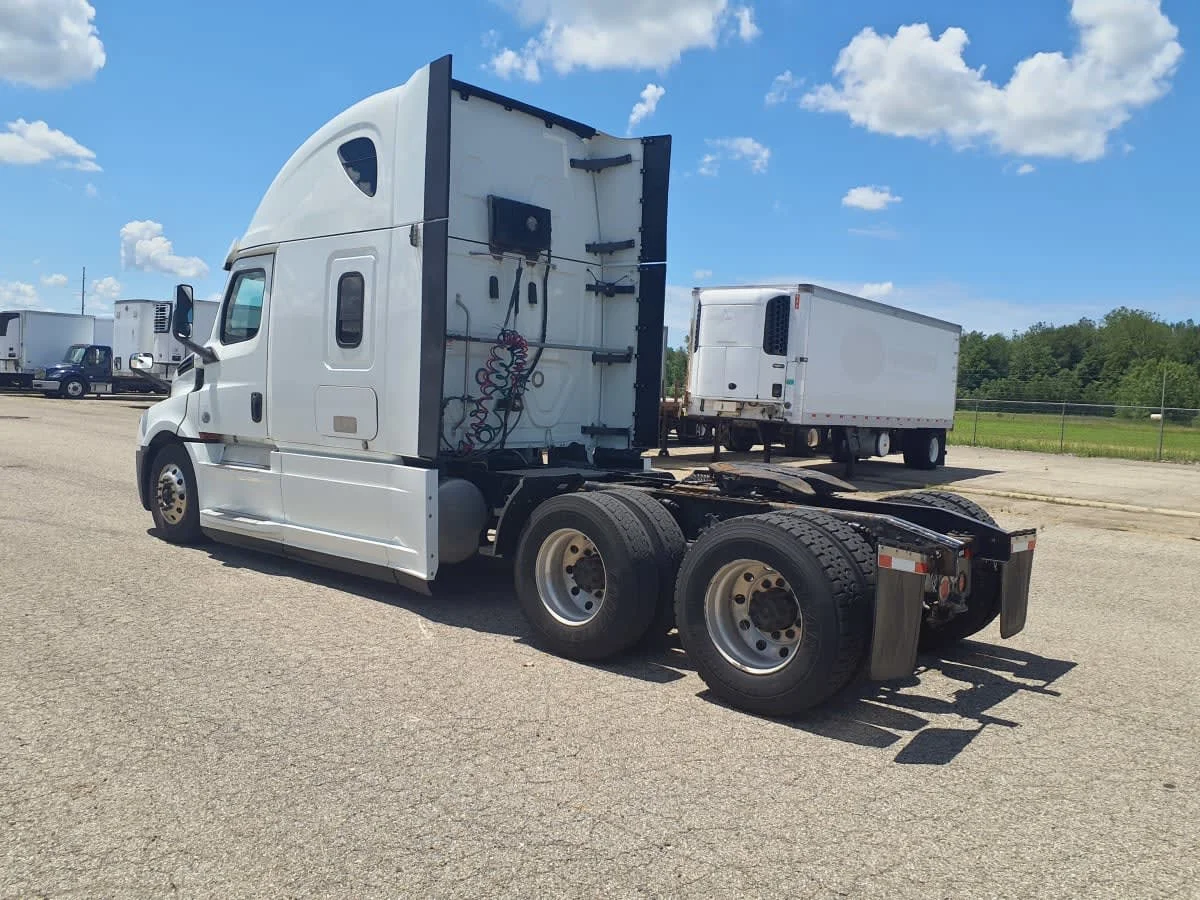 2020 Freightliner Cascadia in Wayland, MI — photo 6