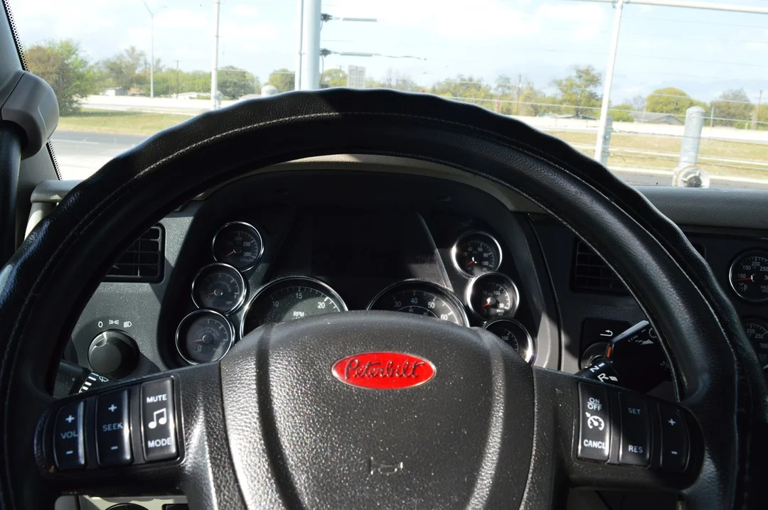 2019 Peterbilt 579 - image 9