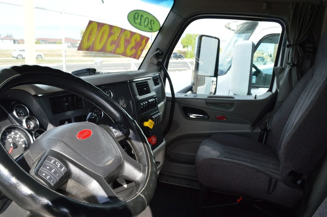 2019 Peterbilt 579 - image 6