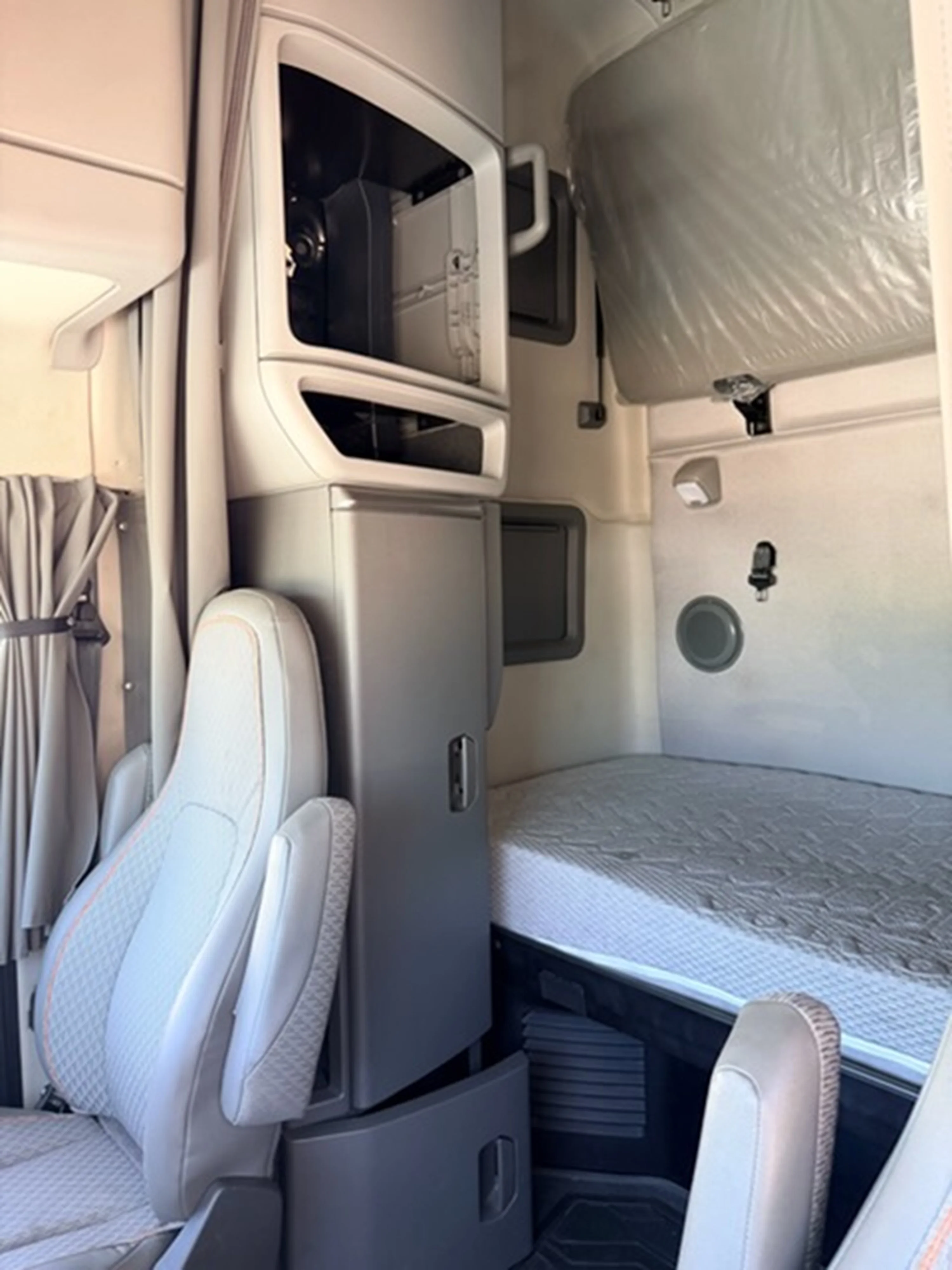 2023 Volvo VNL 760 - image 9