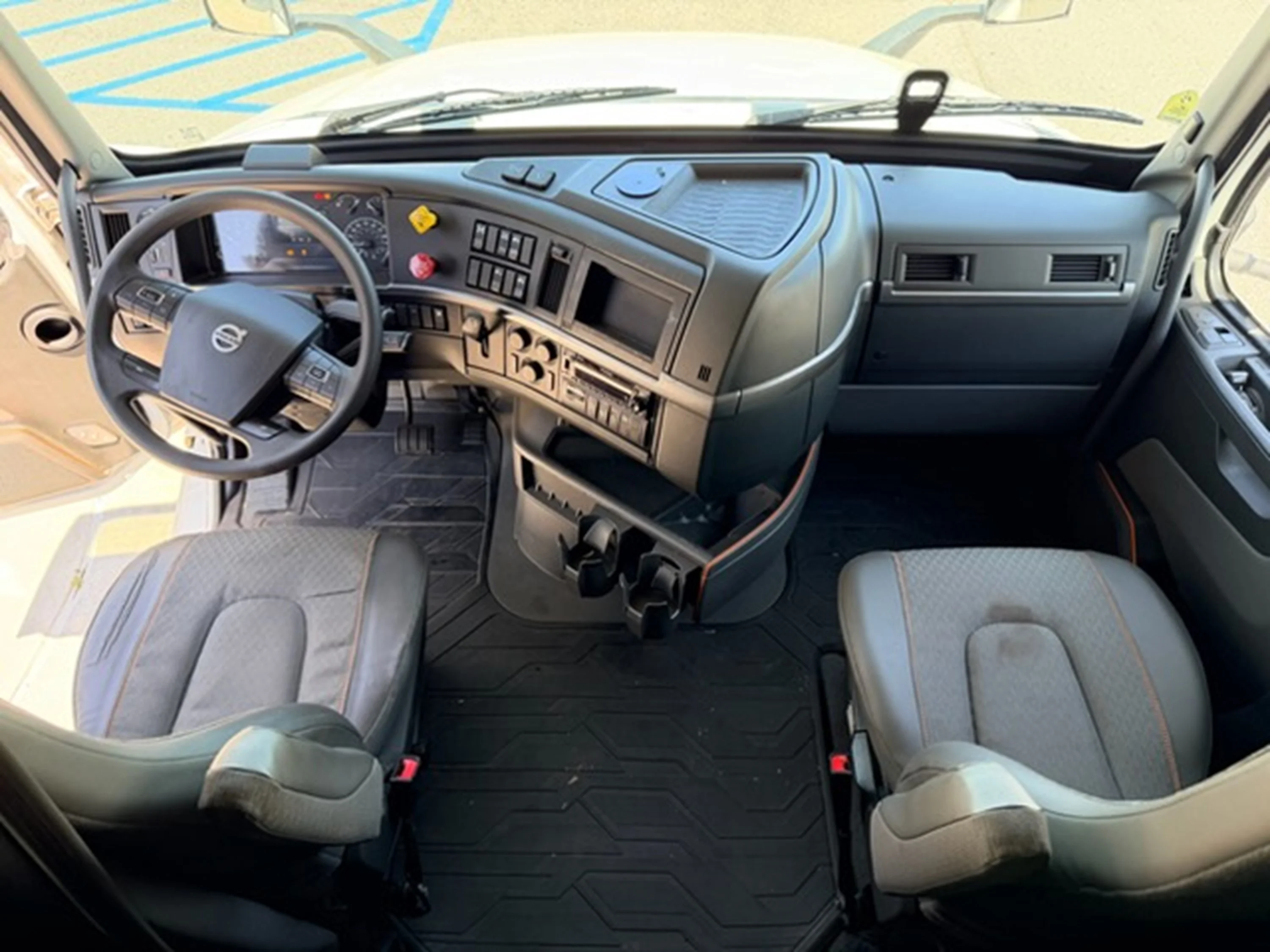 2023 Volvo VNL 760 - image 11