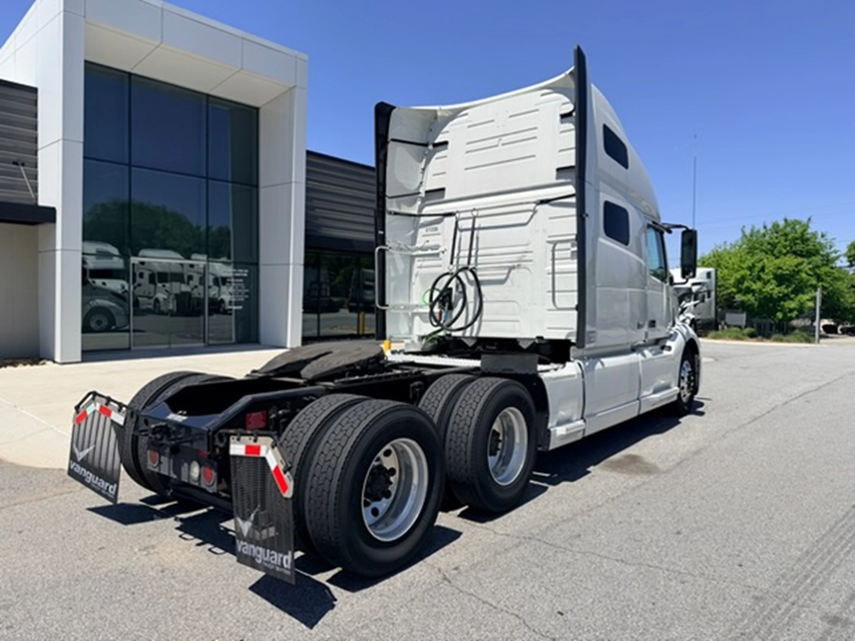 2023 Volvo VNL 760 - image 3