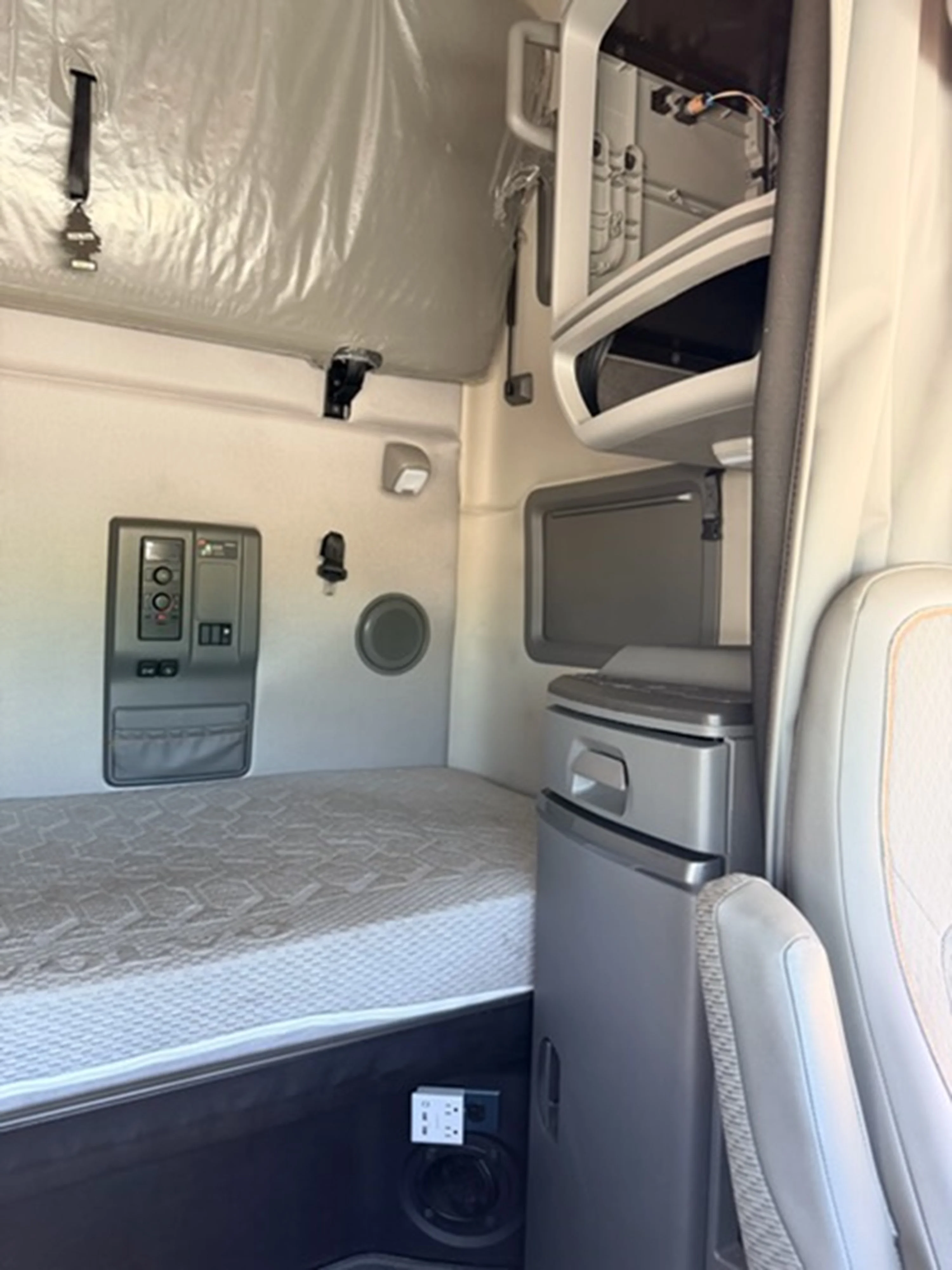 2023 Volvo VNL 760 - image 10