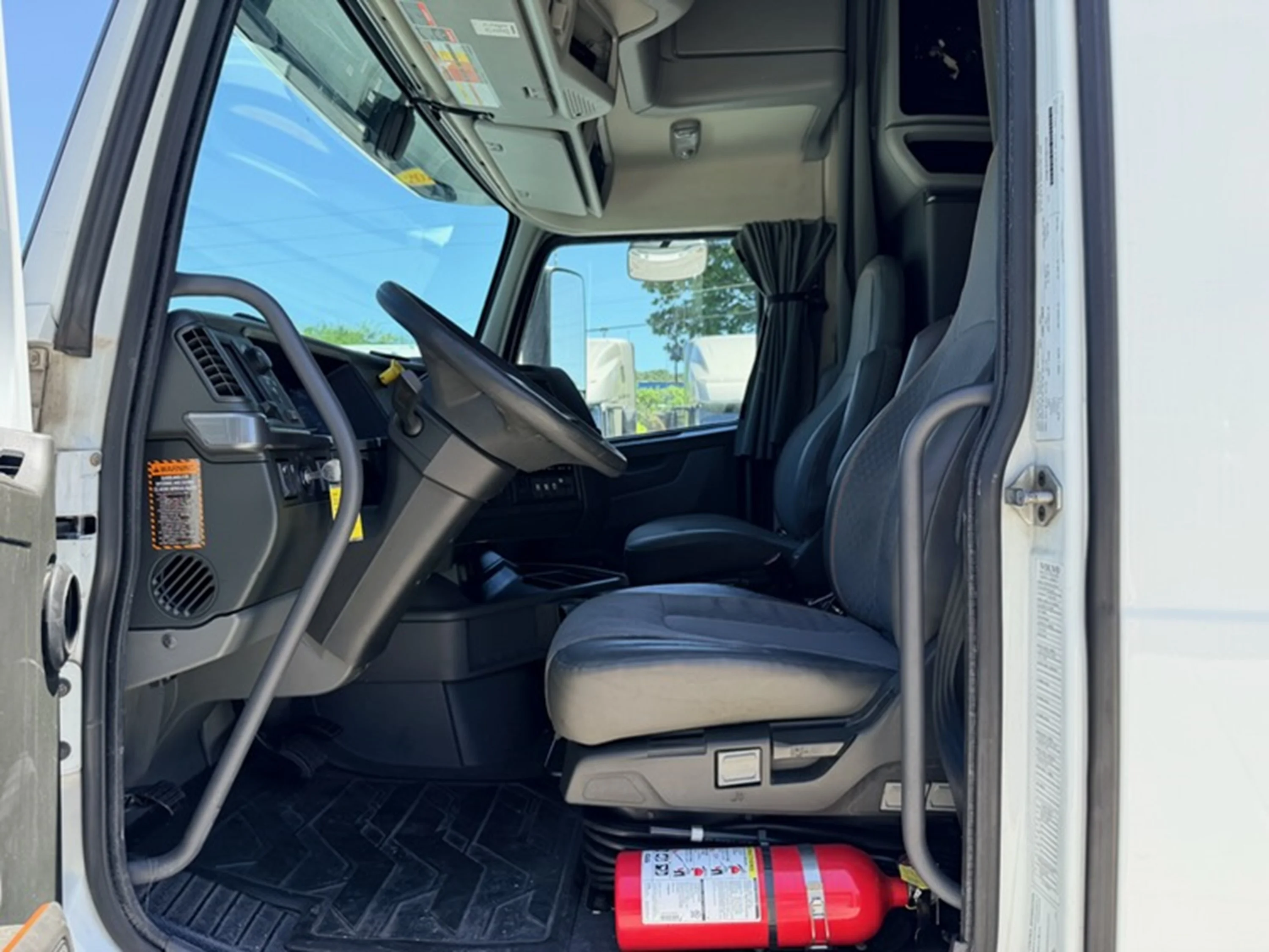 2023 Volvo VNL 760 - image 7