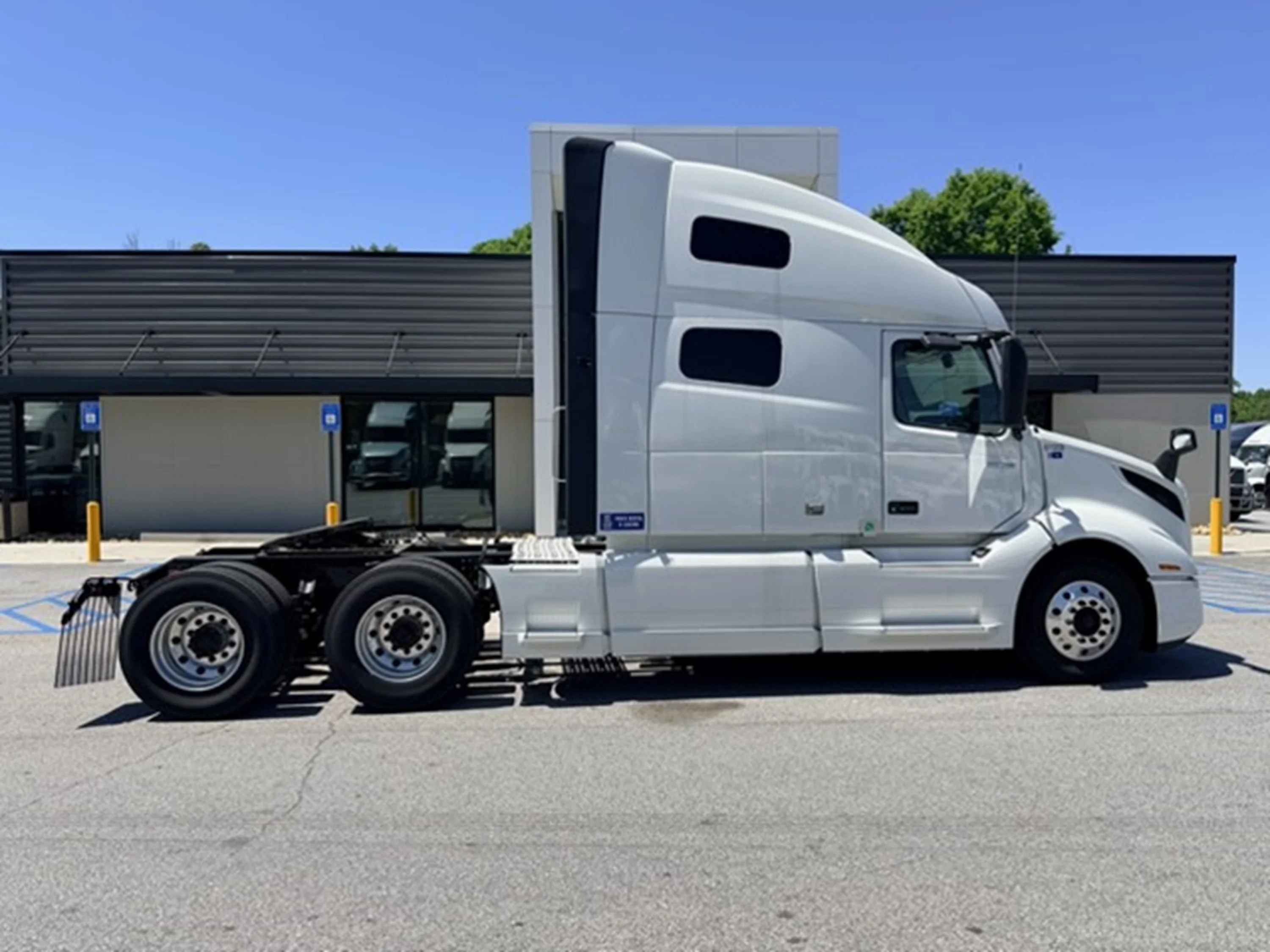2023 Volvo VNL 760 - image 2