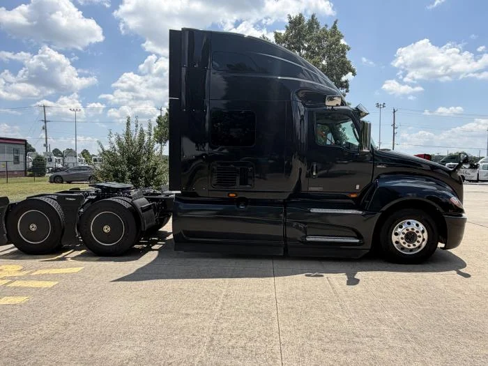 2027 International LT — photo 3