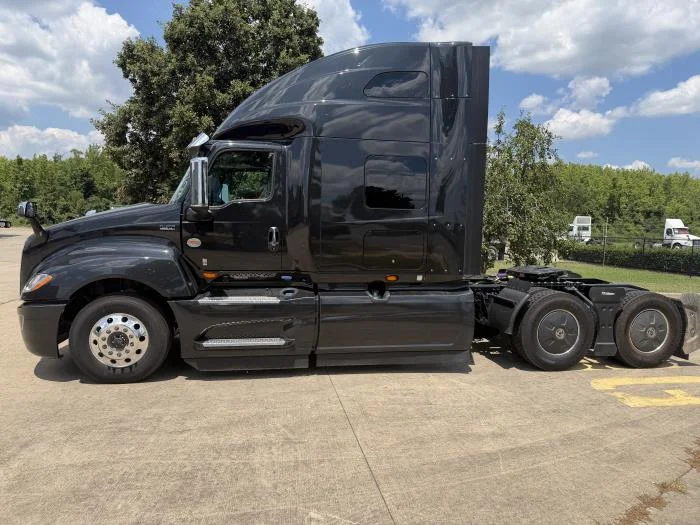2027 International LT — photo 7