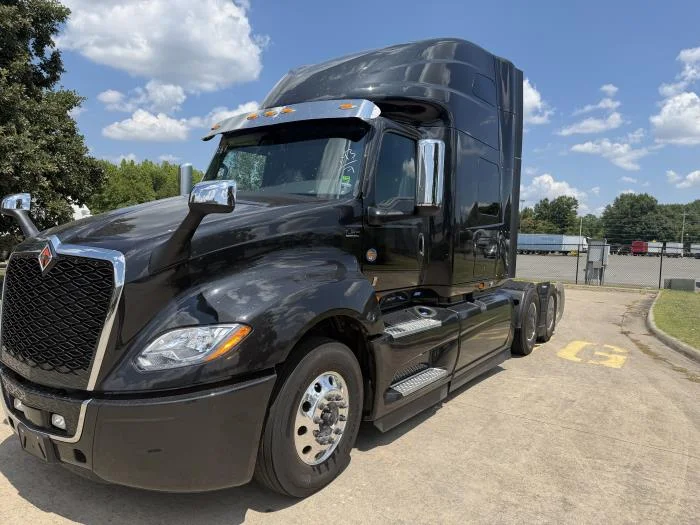 2027 International LT — photo 8