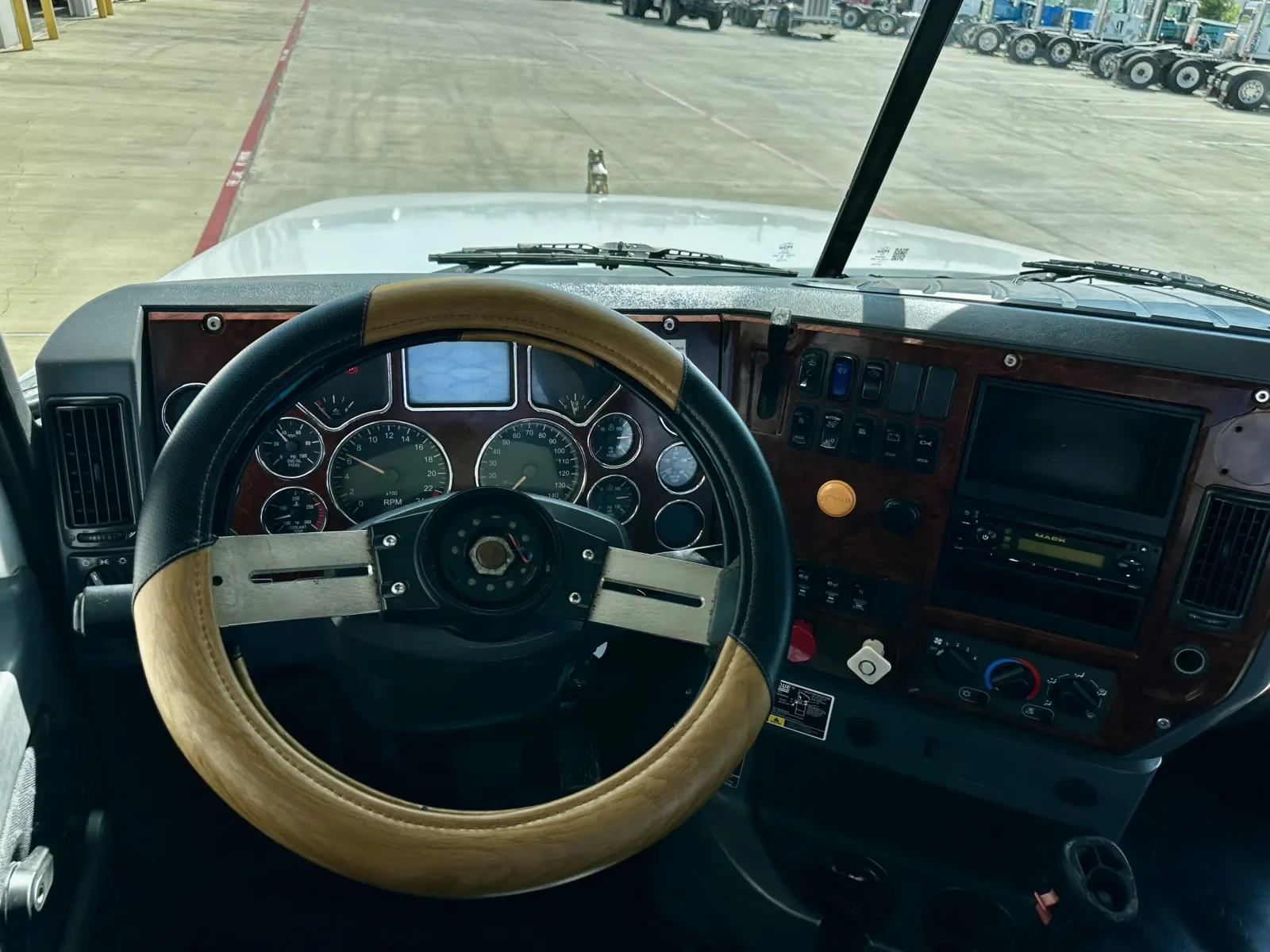 2012 Mack Pinnacle in Hutchins, TX — photo 16