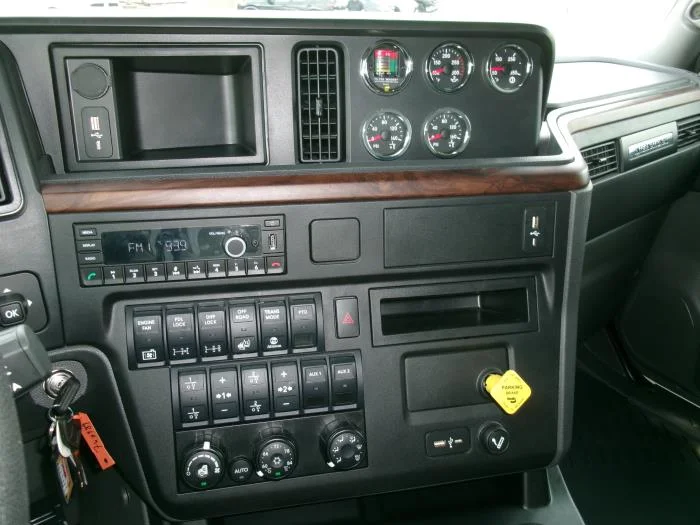 2025 International HX — photo 10