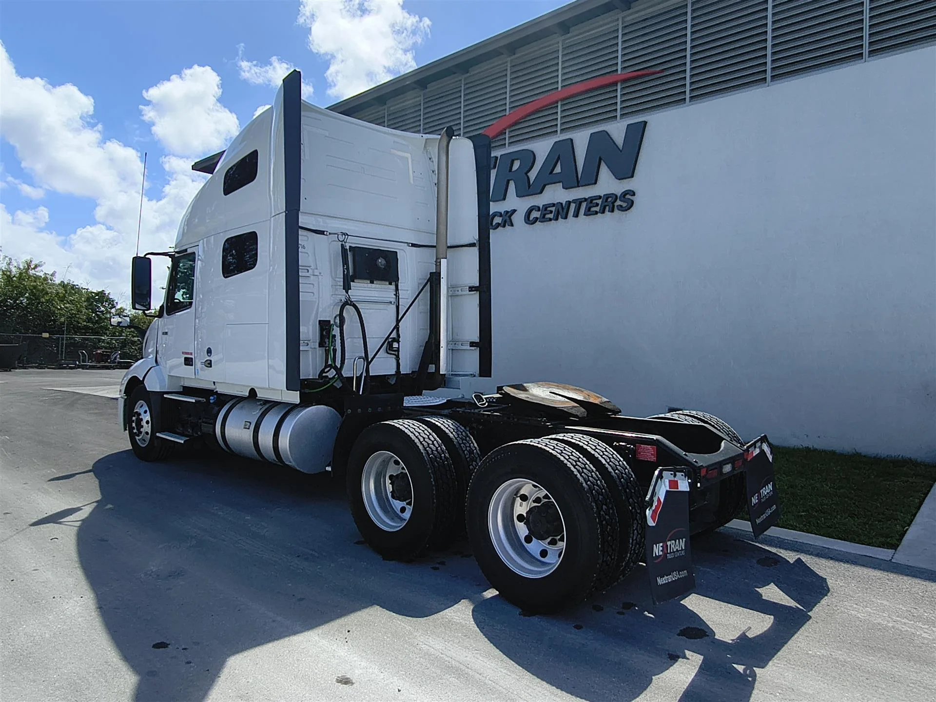 2022 Volvo VNL 760 - image 7