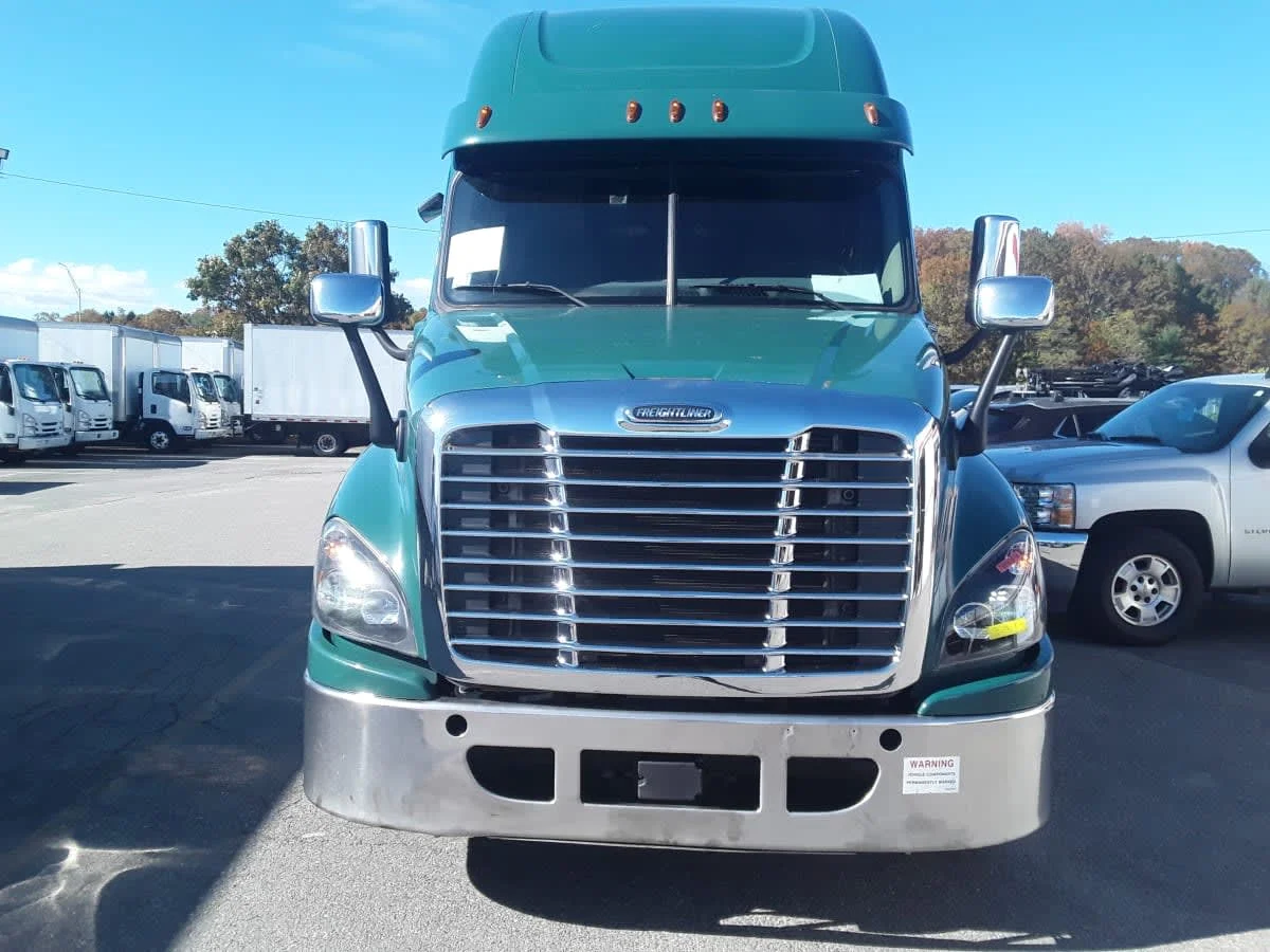 2018 Freightliner Cascadia - image 2