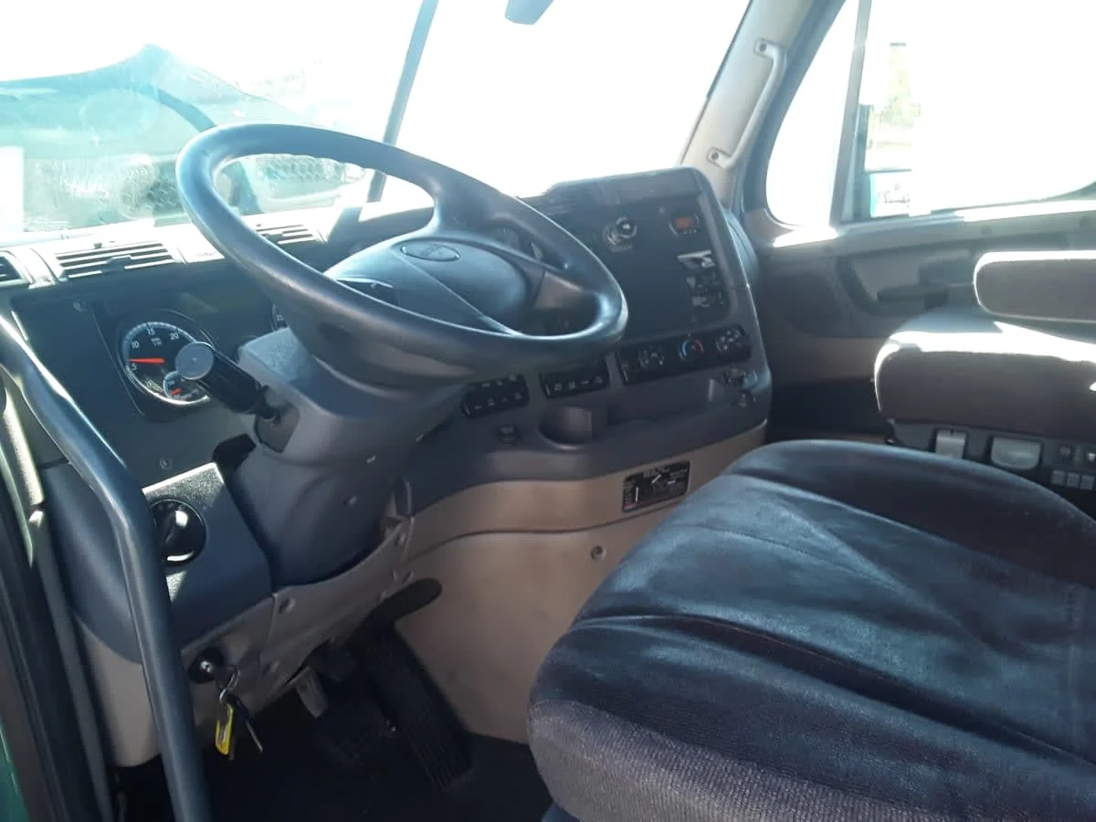 2018 Freightliner Cascadia - image 7