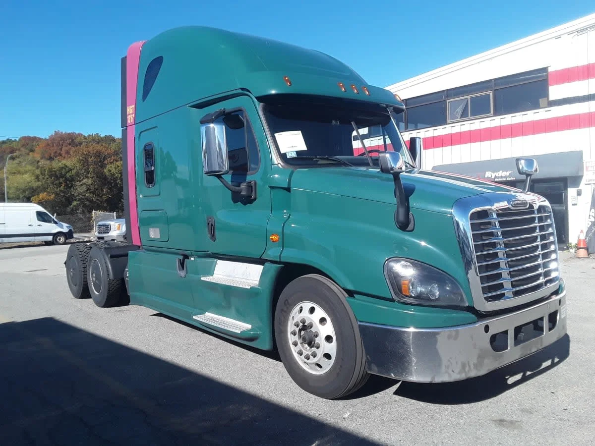 2018 Freightliner Cascadia - image 3