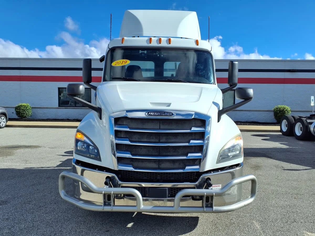 2019 Freightliner Cascadia in Cleveland, OH — photo 2
