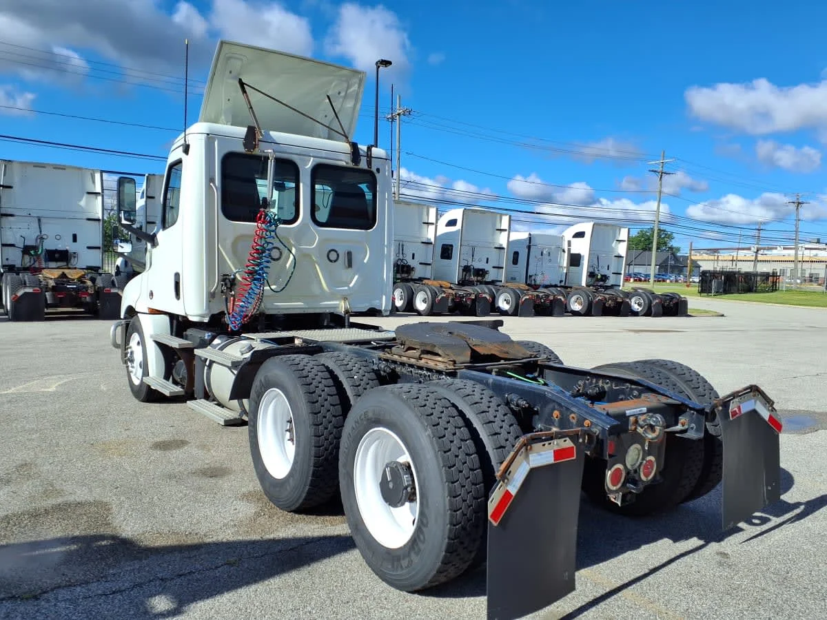 2019 Freightliner Cascadia in Cleveland, OH — photo 6