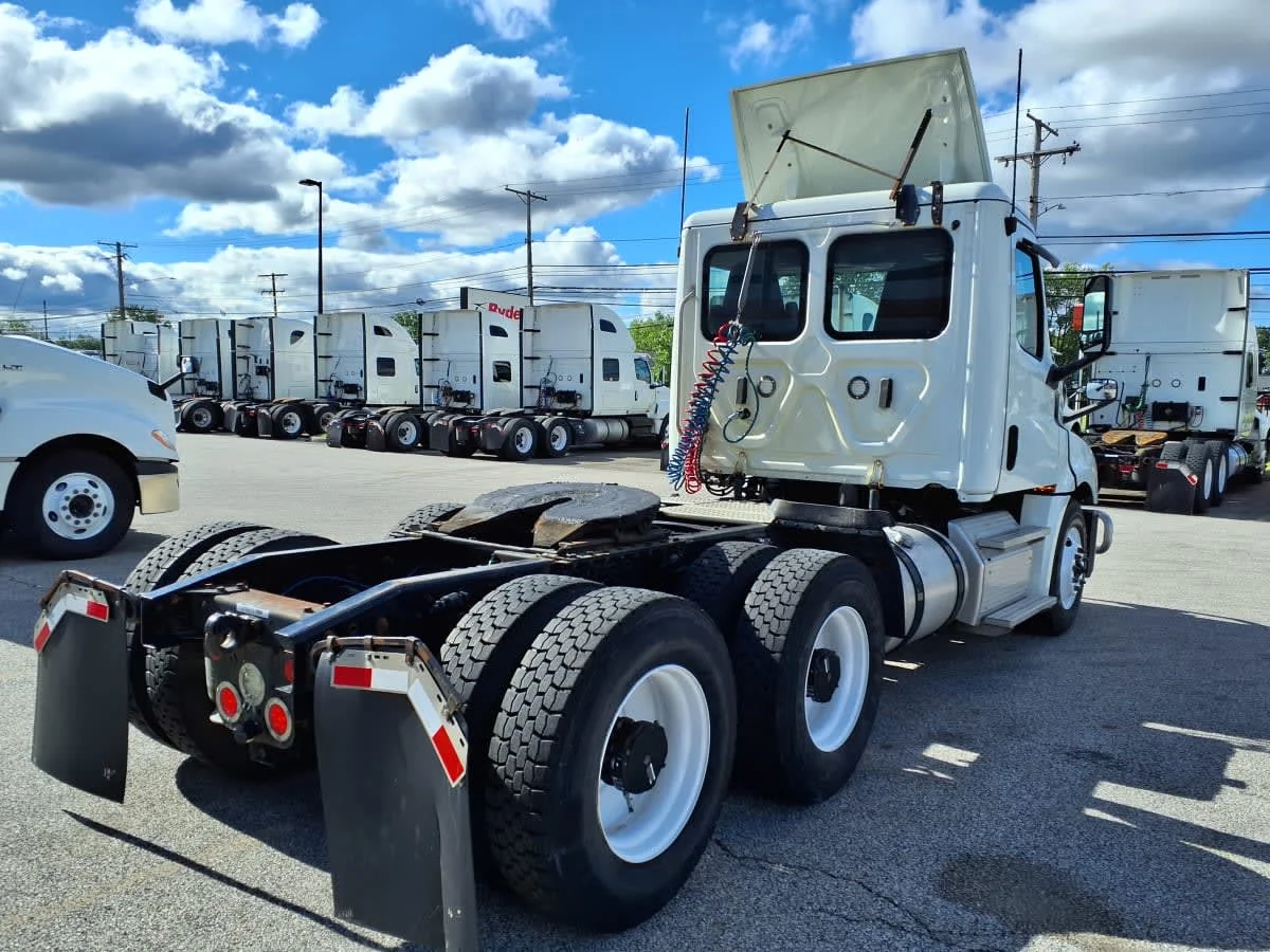 2019 Freightliner Cascadia in Cleveland, OH — photo 4