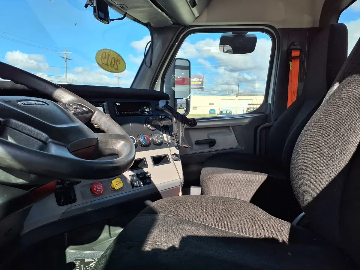 2019 Freightliner Cascadia in Cleveland, OH — photo 7
